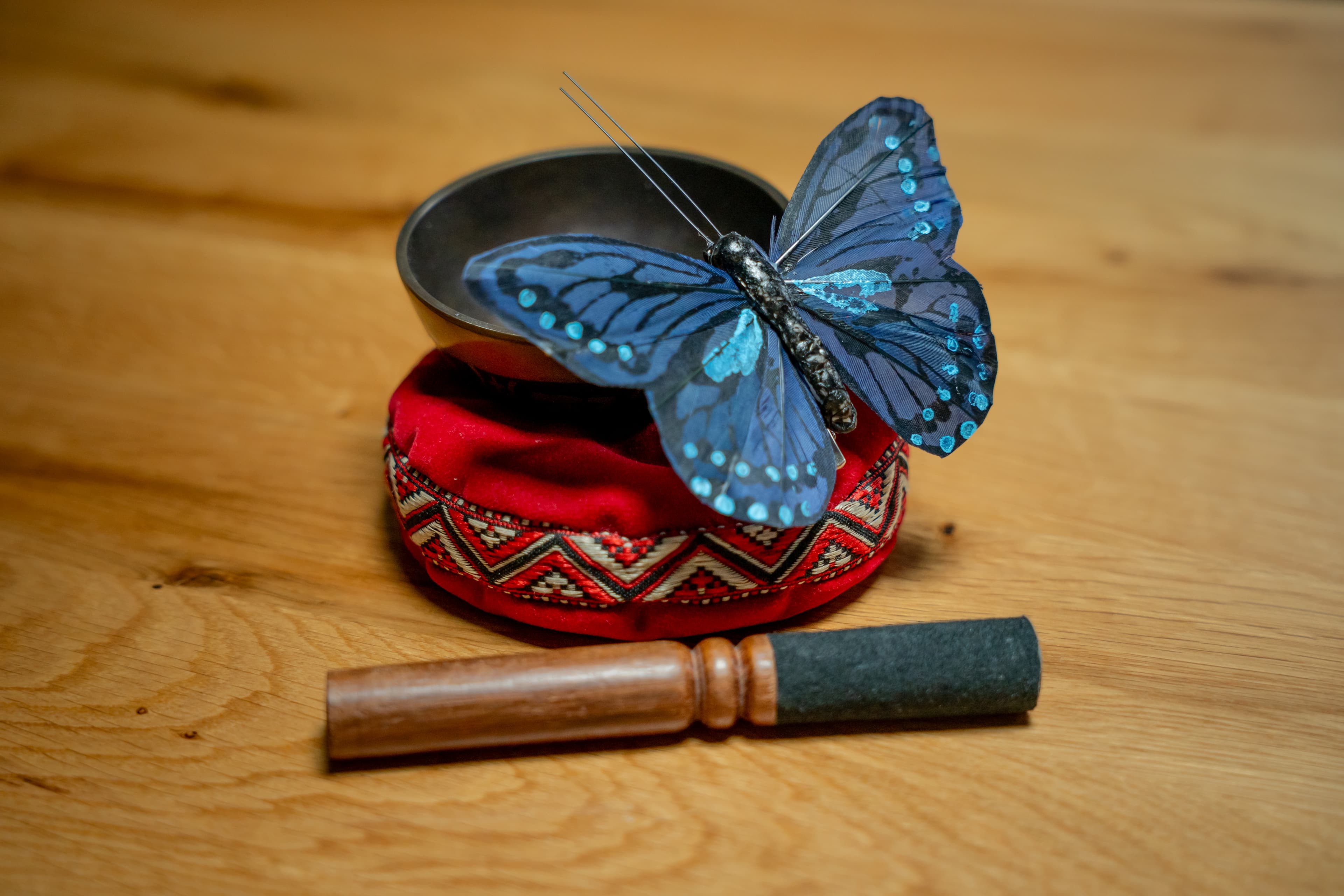 Klangschale mit Schmetterling - Symbol für Transformation und innere Ruhe